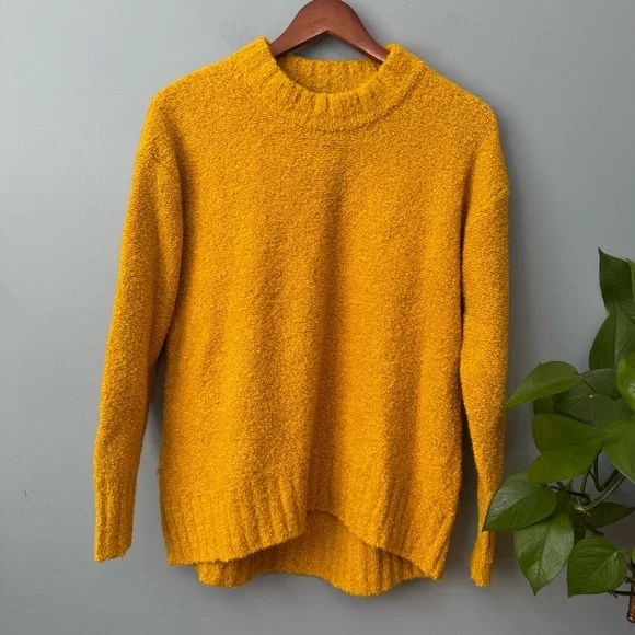 Old Navy Cozy Oversized Bouclé Crew Neck Sweater in Gold. NWT. XS - Picture 2 of 12
